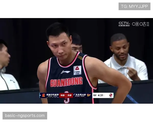 无语，易建联随手披的一件外套能让我吃一个月方便面