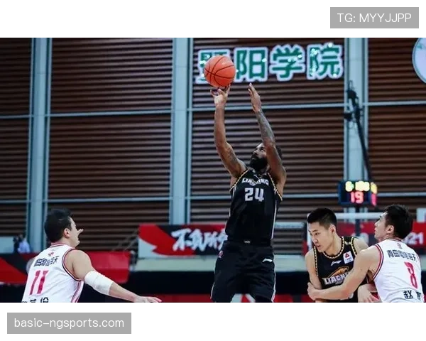 篮球比赛中如何正确判定阻挡犯规？常见争议场景解析