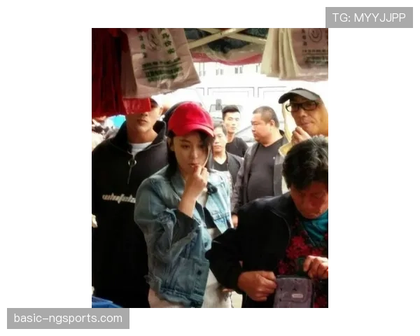 迪巴拉拎着塑料袋去菜市场，赛场王者瞬间变成隔壁大叔，笑抽